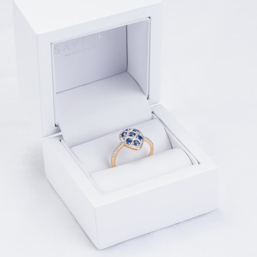 Pierścionek SAVICKI: dwukolorowe złoto, niebieskie szafiry, diamenty